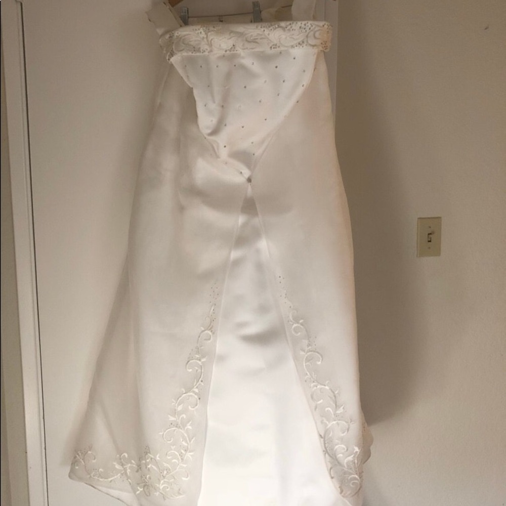 Beautiful Wedding dress with detachable train.
